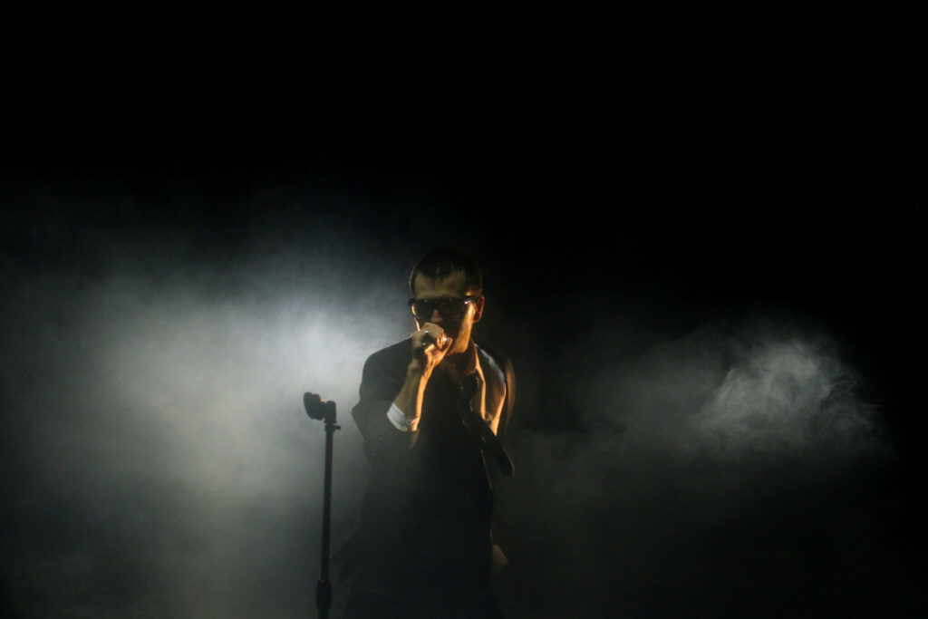 singer_dark_man_perform_sing-61422